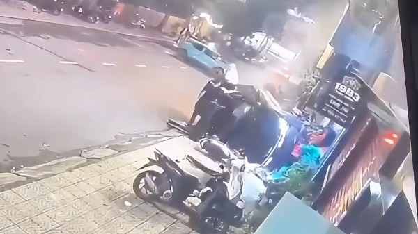 Quảng Trị: Ô tô bất ngờ lao lên vỉa hè, tông 3 người bị thương trong đêm